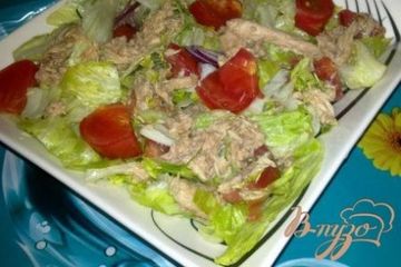 фото рецепта Салат с айсбергом помидорами и тунцом