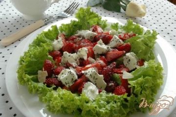 фото рецепта Клубничный салат с маковой заправкой