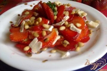 фото рецепта Клубничное карпаччо с  сыром и орешками.