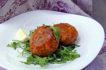 фото рецепта Тефтели с гречкой и варёным яйцом в томатном соусе.