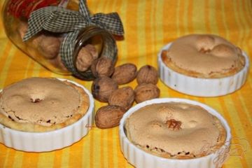 фото рецепта Творожные корзиночки с ореховой начинкой под безе