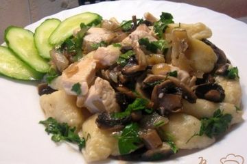 фото рецепта Картофельные галушки с курицей и грибами