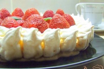 фото рецепта Торт-безе со взбитыми сливками и клубникой.