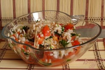 фото рецепта Сытный салат с перловкой и помидорами