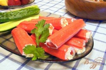 фото рецепта Рулетики из крабовых палочек с сыром и помидорами.