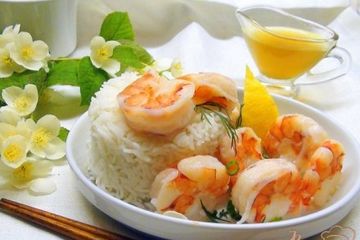 фото рецепта Креветки и рис, приготовленные на пару с жасминовым соусом.