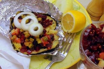 фото рецепта Картофель, запечённый в фольге и поданный с маринованной свеклой.