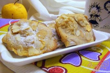 фото рецепта Ватрушки с миндальным кремом (франжипаном) и яблоками под миндальными лепестками