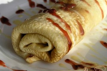 фото рецепта Блинчики с маскарпоне, малиной и белым шоколадом
