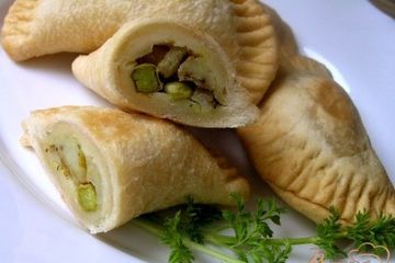 фото рецепта Самоса с картофелем и зеленым горошком