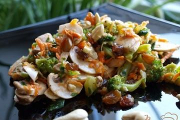 фото рецепта Салат с брокколи и сырыми шампиньонами