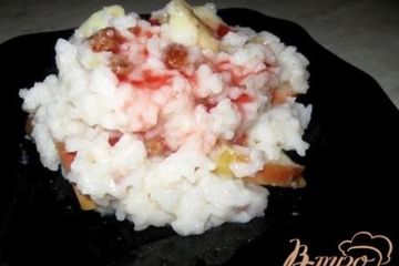 фото рецепта Каша рисовая с яблоками, корицей и изюмом.