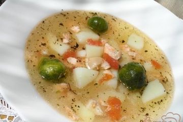 фото рецепта Суп с лососем, брюссельской капустой и помидорами