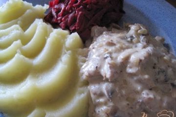 фото рецепта Мясное жаркое с грибами в сметанном соусе.