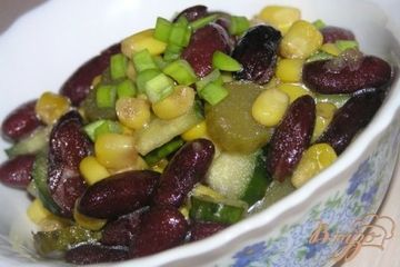 фото рецепта Салат из фасоли с кукурузой и огурчиками