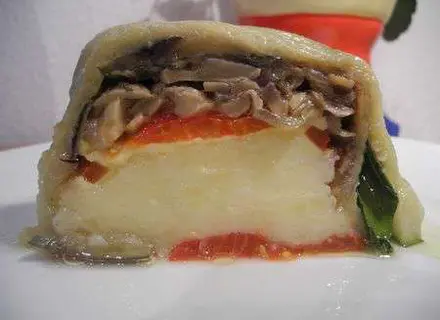 Картофельный рулет с грибами и овощами