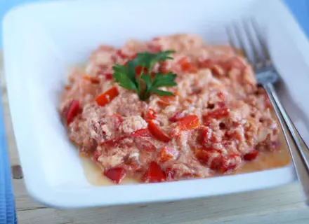 Миш-маш (блюдо из поджаренных яиц, брынзы, свежего перца и специй)