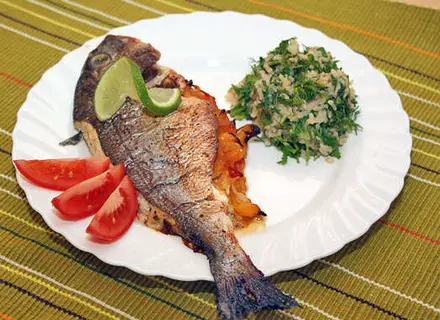 Дорада, фаршированная овощами