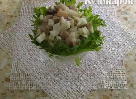 Закуска с кальмарами и сельдью