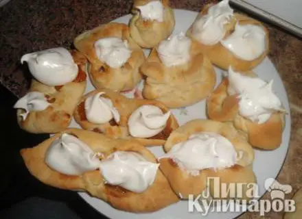 Пирожные слоеные из фруктов