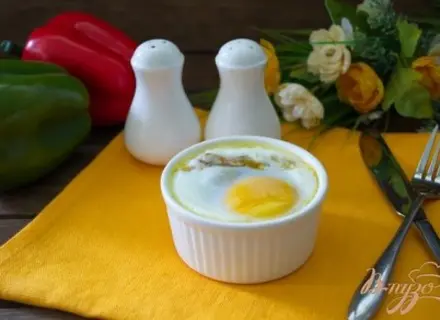 Горячие яйца фламенко с сосисками.