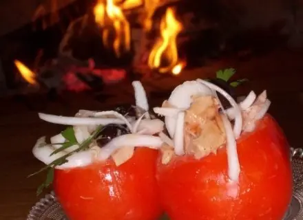 Помидоры фаршированные тунцом и оливками