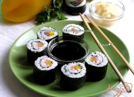 Роллы с лососем, сладким перцем и кунжутом