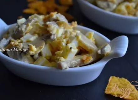 Салат с кукурузными чипсами