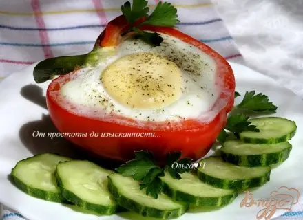 Яичница в перце с кускусом и зеленым горошком
