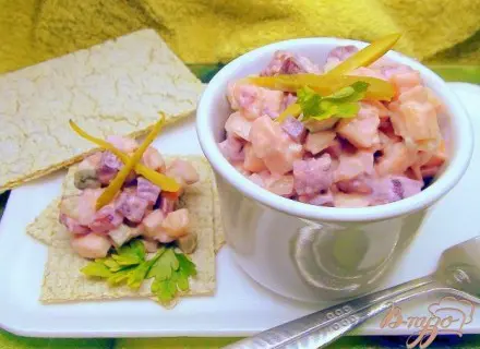Салат со свеклой, селёдочкой и брусничной заправкой.